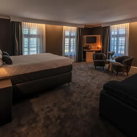 Square Boutique & Brasserie