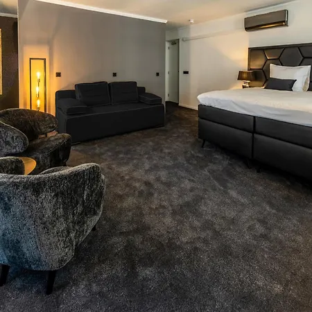 Square Boutique & Brasserie 4*