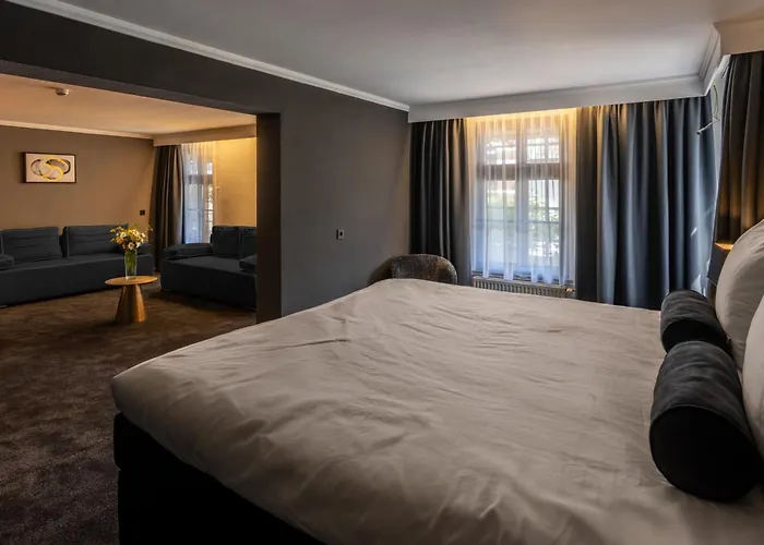 Square Boutique & Brasserie Hotel 4*