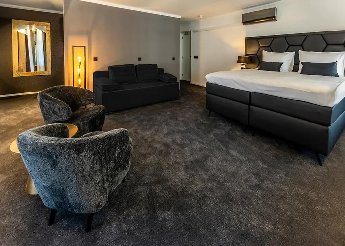 Square Boutique & Brasserie 4*