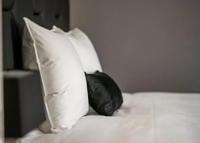 Square Boutique & Brasserie 4* فينري