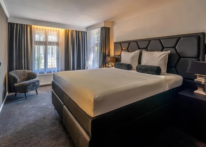 Square Boutique & Brasserie 4* فينري